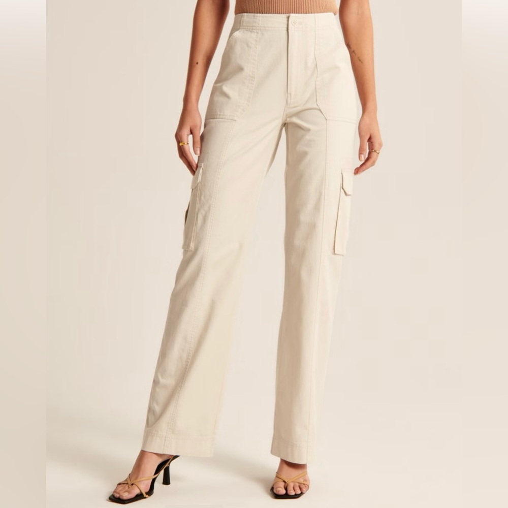Abercrombie & Fitch Women’s Relaxed Cargo Pant; color Cream; size 26 short (2s).